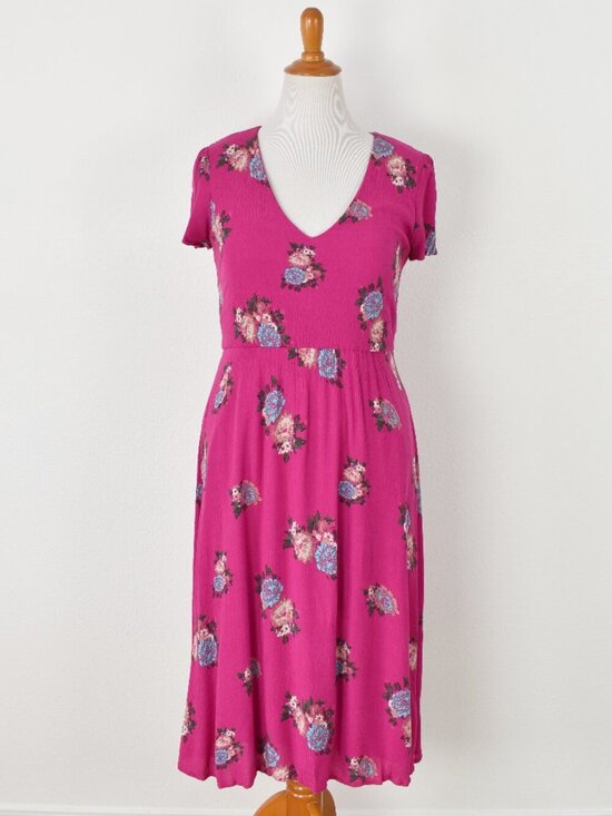 Wayf Dresses & Skirts - Wayf Floral Crinkle Midi Dress - L